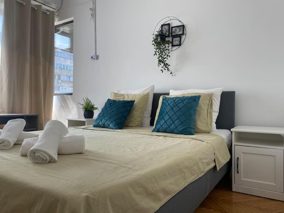 2 Bedroom Apartment With Terrace In City Center Bukarest Exterior foto